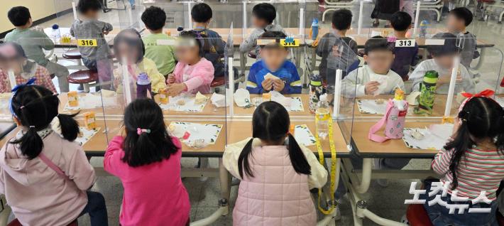 학교 비정규직 하루 총파업, 대체급식 먹는 초등학생들
