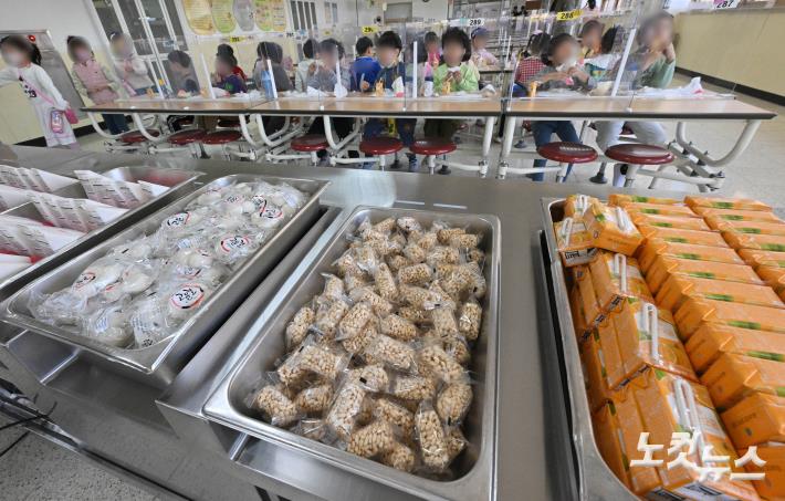 대체급식 먹는 초등학생들