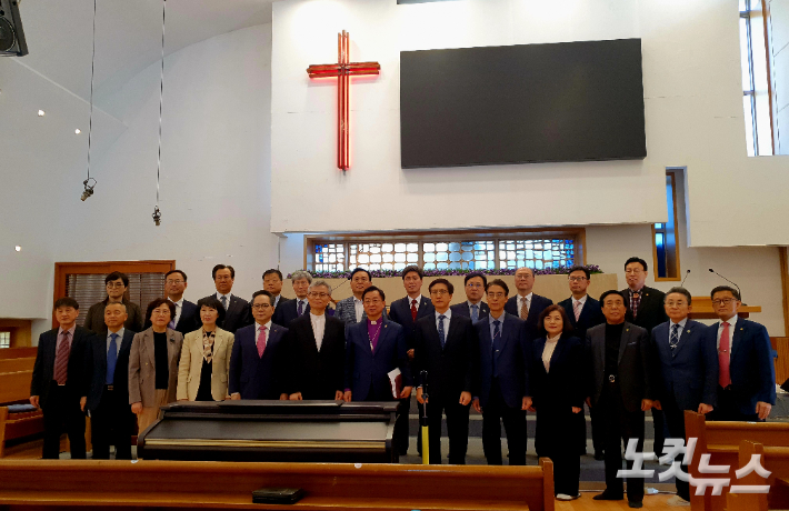 기감 중부연회 김찬호 감독을 비롯한 연회 관계자들이 31일 강화교산교회 존스기념예배당에서 창립130주년 기념 간담회를 진행하고 사진촬영을 하고 있다.