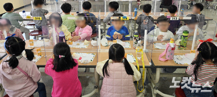 학교 비정규직 노동자들이 총파업에 돌입한 31일 서울의 한 초등학교에서 학생들이 대체급식을 먹고 있다. 사진공동취재단