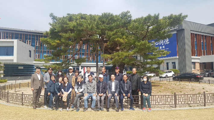 전북형 도시재생 뉴딜사업을 배우기 위해 최근 장수군을 찾은 대구 평리1동 도시재생지원센터 관계자, 지역주민 등이 장수군청 앞에서 기념촬영을 하고 있다. 장수군 제공