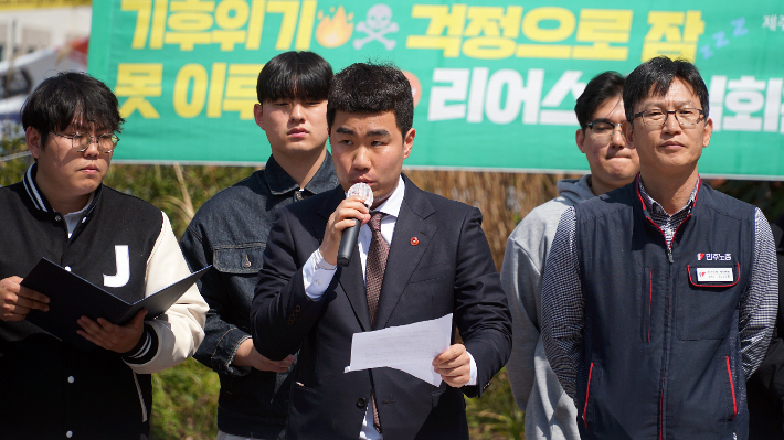 제주대 박주영 총학생회장이 극우단체의 4·3 흔들기에 대해 규탄 발언을 하고 있다. 고상현 기자