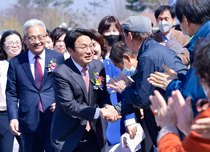 강기정 광주광역시장이 31일 오전 북구 효령노인복지타운 개원 13주년 기념식에 참석해 어르신들과 인사를 나누고 있다. 광주광역시 제공 