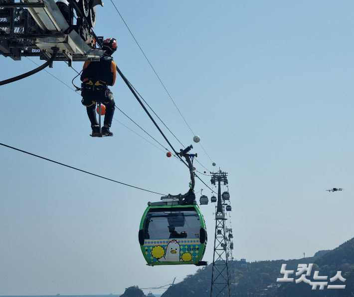 부산 서구 송도 해상케이블카가 멈춰선 상황을 가정해 부산소방재난본부가 특별 구조 훈련을 벌이고 있다. 장비를 착용한 채 구조에 나선 구조대원 모습. 김혜민 기자