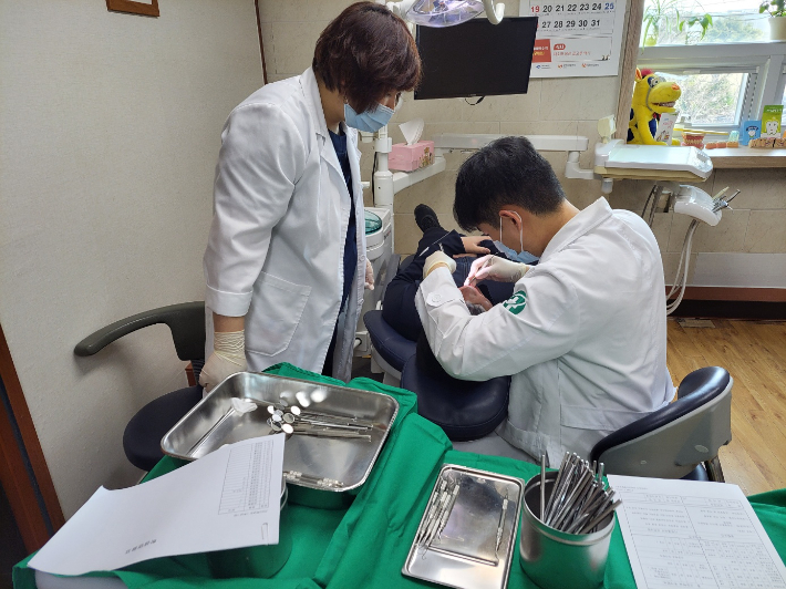 울진군 보건소 관계자가 구강검진을 실시하고 있다. 울진군 제공 