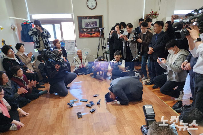 고 전두환씨 손자 전우원씨가 31일 옛 전남도청 찾아 5·18 유족들에게 사죄의 뜻을 밝혔다. 박요진 기자