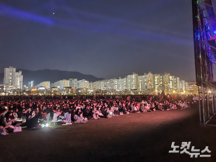 31일 2023정원박람회가 열린 오천그린광장에서 시민들이 개막식을 지켜보고 있다. 고영호 기자 