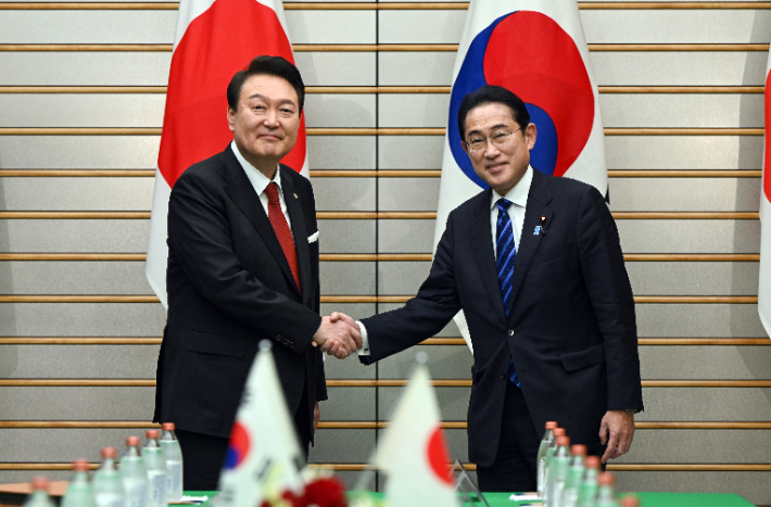 한일정상회담에서 악수하는 윤석열 대통령(왼쪽)과 기시다 일본 총리. 연합뉴스