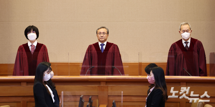 유남석 헌법재판소장(가운데)과 재판관들이 23일 오후 서울 종로구 헌법재판소에서 열린 검수완박(검찰 수사권 완전 박탈) 입법에 대한 권한쟁의심판 선고를 위해 대심판정으로 입장하고 있다. 류영주 기자