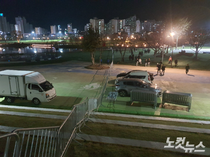 정원박람회 개막식장(왼쪽)과 외부를 구분하는 차단막. 고영호 기자
