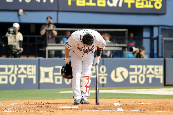 두산 양의지가 1일 롯데와 올 시즌 개막전에서 1회말 첫 타석을 앞두고 복귀에 박수를 보낸 팬들에게 인사하고 있다. 두산 