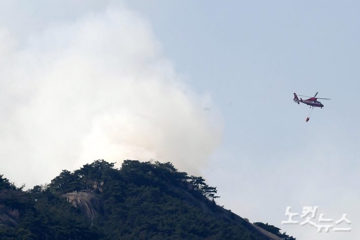 2일 오후 산불이 발생한 서울 종로구 인왕산에서 산림청 헬기가 진화 작업을 하고 있다. 박종민 기자