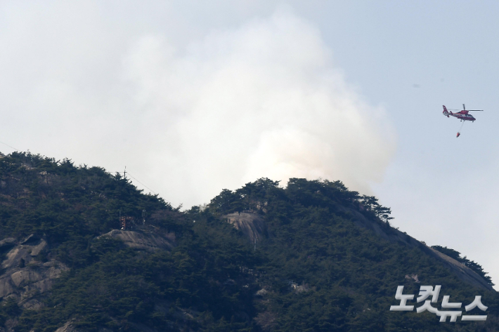 2일 오후 산불이 발생한 서울 종로구 인왕산에서 산림청 헬기가 진화 작업을 하고 있다. 박종민 기자