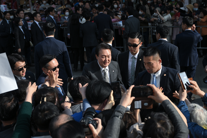 대구 시민과 인사하는 윤석열 대통령. 연합뉴스