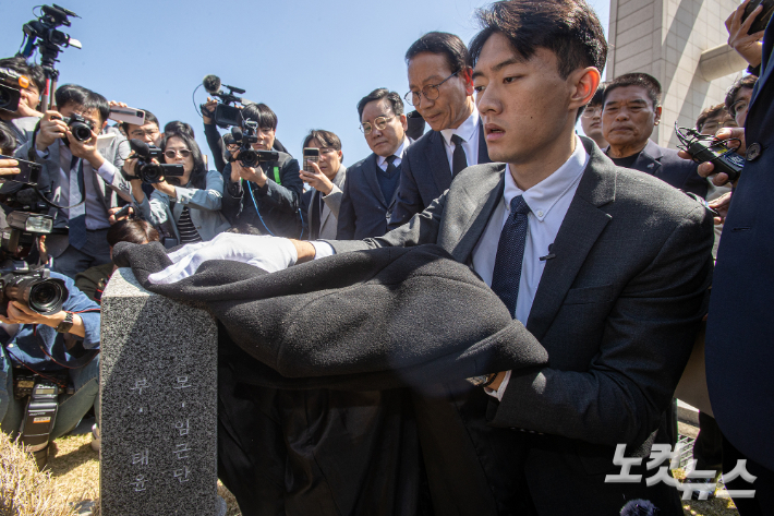 고 전두환씨 손자 전우원씨가 지난달 31일 광주 북구 국립5·18민주묘지를 참배하고 있다. 광주=박종민 기자