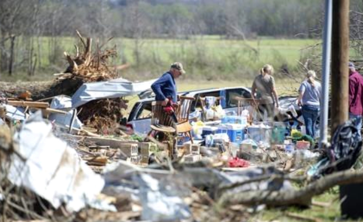 미국 테네시주 애덤스빌을 지난달 31일 덮친 토네이도에 집이 완전히 파괴된 피해자 가족들이 식탁 의자 등 가재도구를 챙기고 있다. 연합뉴스