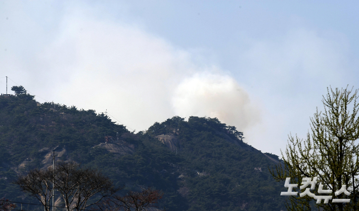 지난 2일 오후 산불이 발생한 서울 종로구 인왕산에 연기가 피어오르고 있다. 박종민 기자