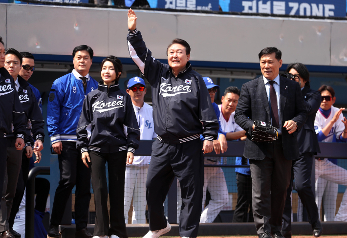 윤석열 대통령이 지난 1일 오후 대구삼성라이온즈파크에서 열린 2023 프로야구 KBO 정규시즌 삼성 라이온즈와 NC 다이노스의 개막전에서 시구를 하기에 앞서 야구팬들에게 인사하고 있다. 연합뉴스