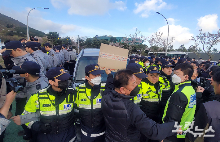 차량에 격리당한 서북청년단 극우결사대. 고상현 기자