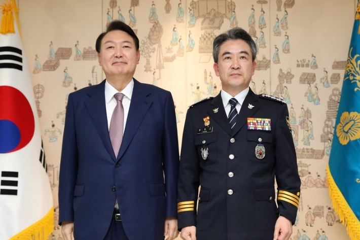 지난해 8월 10일 윤석열 대통령이 서울 용산 대통령실 청사에서 윤희근 경찰청장에게 임명장을 수여한 뒤 기념촬영을 하고 있다. 연합뉴스