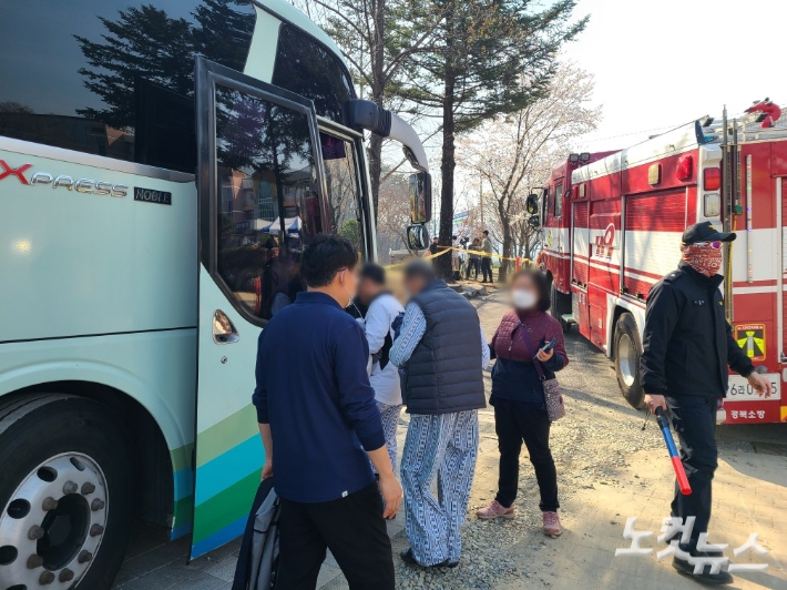 대피했던 환자들이 병원 복귀를 위해 버스에 올라타고 있다. 김정남 기자