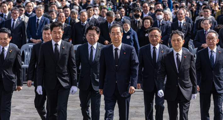 한덕수 국무총리가 3일 오전 제주시 명림로 4·3 평화공원에서 열린 4·3 희생자 추념식에서 정부를 대표해 헌화와 분향을 하기 위해 이동하고 있다. 연합뉴스