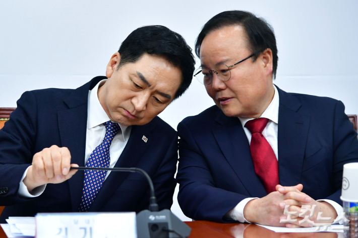 국민의힘 김기현 신임 당대표(왼쪽)와 김재원 최고위원. 윤창원 기자