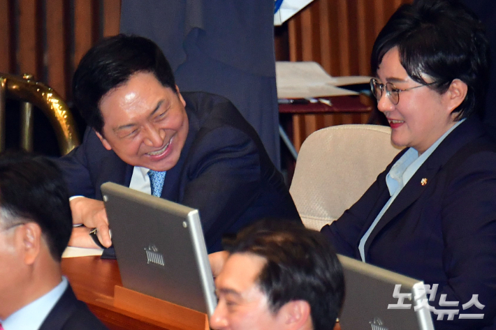 국민의힘 김기현 대표와 조수진 최고위원이 30일 서울 여의도 국회에서 열린 본회의에서 대화를 하고 있다. 윤창원 기자