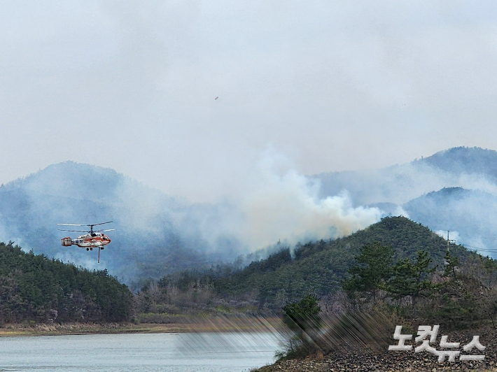 4일 전남 함평군 연암리에서 발생한 산불을 헬기가 진화 중인 모습. 박요진 기자