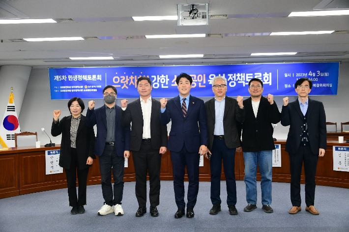 더불어민주당 광주광역시당과 광주광역시의회, 3일 광주광역시의회 예결특별위원회실서 공동으로 '강한 소상공인 육성 토론회 개최. 광주광역시의회 제공