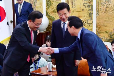 악수하는 주호영 원내대표-박홍근 원내대표