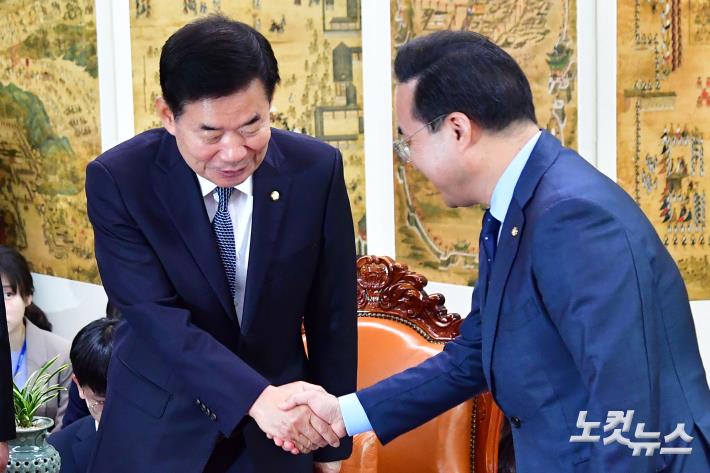 박홍근 원내대표와 인사하는 김진표 국회의장
