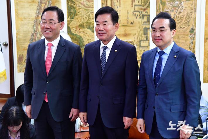 여야 원내대표들과 회동하는 김진표 국회의장