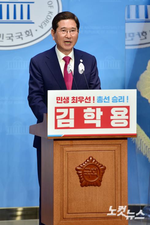 국민의힘 김학용 의원이 4일 서울 여의도 국회 소통관에서 원내대표 출마 기자회견을 하고 있다.