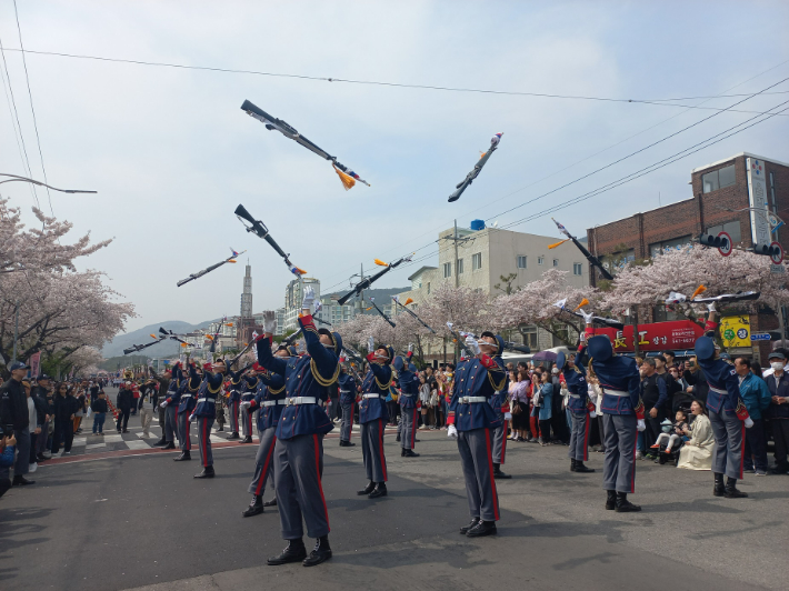 의장대 행진. 창원시 제공
