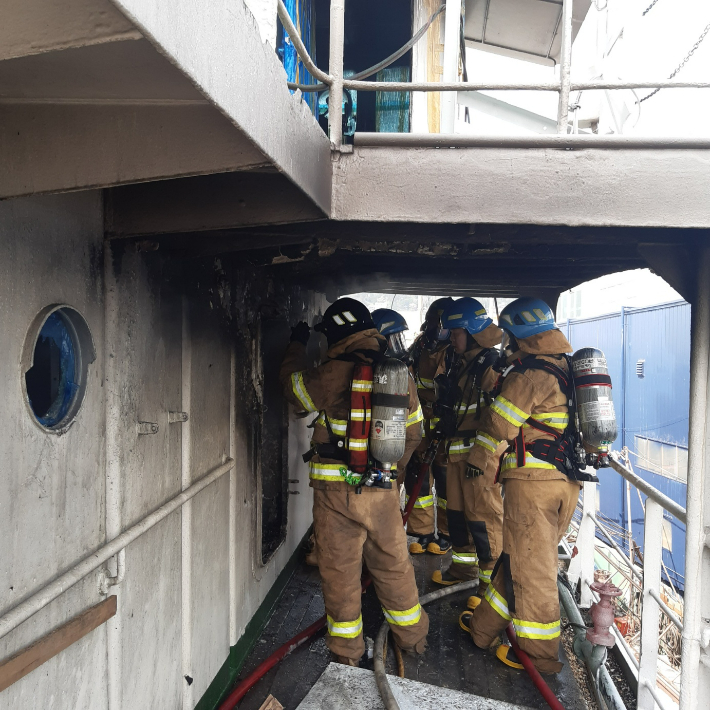 부산 영도구 대평동에서 수리 중이던 원양어선에 불이 나 소방대원들이 진화 작업에 나섰다. 부산소방재난본부 제공