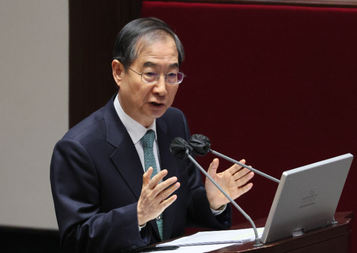 한덕수 국무총리가 4일 오후 열린 국회 본회의 대정부 질문에서 '돌덩이 치웠다' 발언 논란과 관련해 해명하고 있다. 연합뉴스