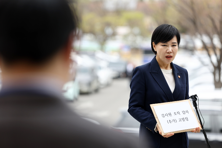감사원의 표적 감사 의혹을 제기한 전현희 국민권익위원장이 4일 오후 고발인 신분으로 과천 고위공직자범죄수사처(공수처)에 출석하기 앞서 취재진 질문에 답하고 있다. 연합뉴스