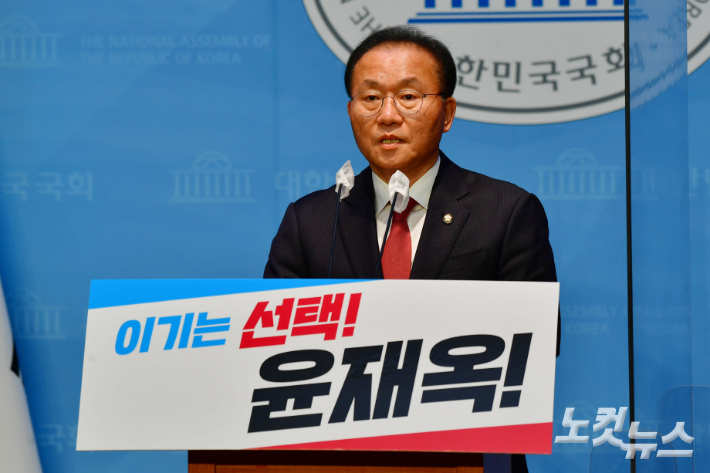 국민의힘 윤재옥 의원이 지난 4일 서울 여의도 국회 소통관에서 원내대표 출마 기자회견을 하고 있다. 윤창원 기자