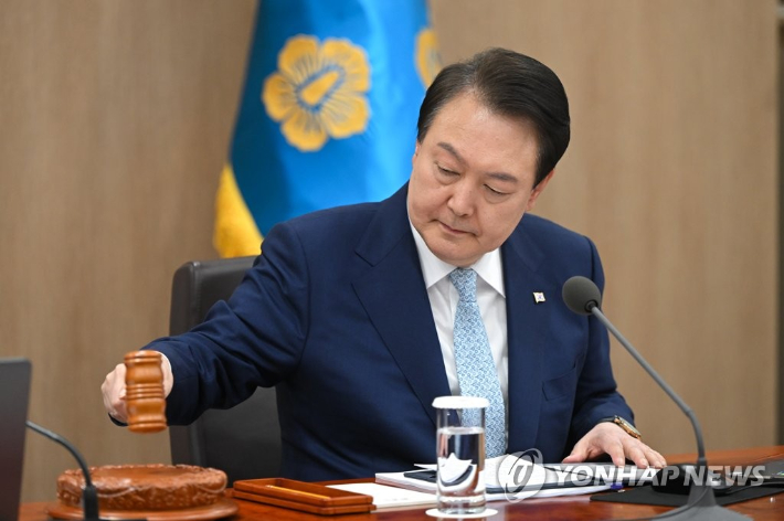 (서울=연합뉴스) 임헌정 기자 = 윤석열 대통령이 4일 서울 용산 대통령실 청사에서 열린 국무회의에서 개회선언을 하고 있다. 이날 국무회의에서 윤 대통령은 국회를 통과한 양곡관리법 개정안에 재의 요구권(거부권)을 행사했다. 지난해 5월 취임한 윤 대통령의 '1호 거부권' 행사다. 2023.4.4 [대통령실 제공. 재판매 및 DB 금지] kane@yna.co.kr 연합뉴스