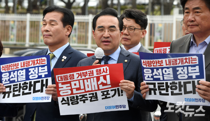 윤석열 대통령이 양곡관리법 개정안에 대한 거부권을 행사한 4일 오전 서울 용산구 대통령실 앞에서 더불어민주당 박홍근 원내대표가 '쌀값 정상화법 대통령 거부권 행사 규탄 기자회견' 을 갖고 발언하고 있다. 황진환 기자