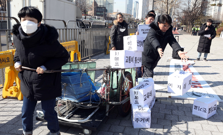 지난 2월 22일 서울 용산구 전쟁기념관 앞에서 열린 '난방비·전기료·교통비·통신비·대출이자 5대 가계부담 대책 촉구 기자회견' 모습. 황진환 기자