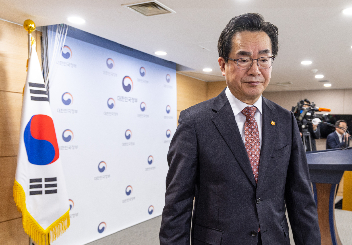  정황근 농림축산식품부 장관이 4일 오후 서울 종로구 정부서울청사에서 윤석열 대통령이 양곡관리법 개정안에 대해 법률안 거부권(재의요구권)을 행사한 것과 관련한 기자회견에서 향후 대책에 대해 밝힌 뒤 회견장을 떠나고 있다. 연합뉴스