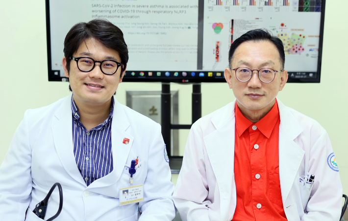 왼쪽부터 정재석, 이용철 교수. 전북대 제공