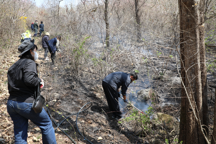 산불진화 모습. 금산군 제공