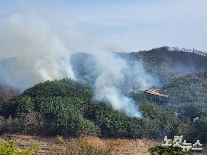 지난 4일 순천 송광면 산불 진화 현장. 박사라 기자 