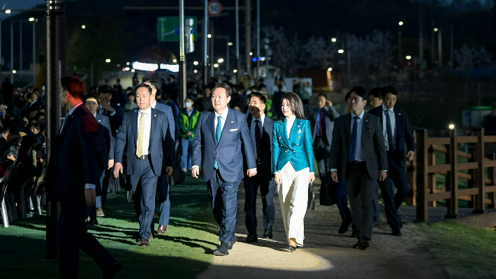 윤석열 대통령과 김건희 여사가 2023순천만국제정원박람회 개막식에 참석하고 있다. 순천시 제공