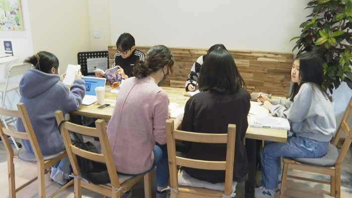 변두리스테이션에서 공부하고 있는 변두리학교 학생들