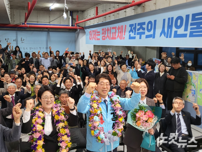 6일 약 100여 명이 모인 캠프 사무실에서 강성희 당선인이 환호하고 있다. 김대한 기자 