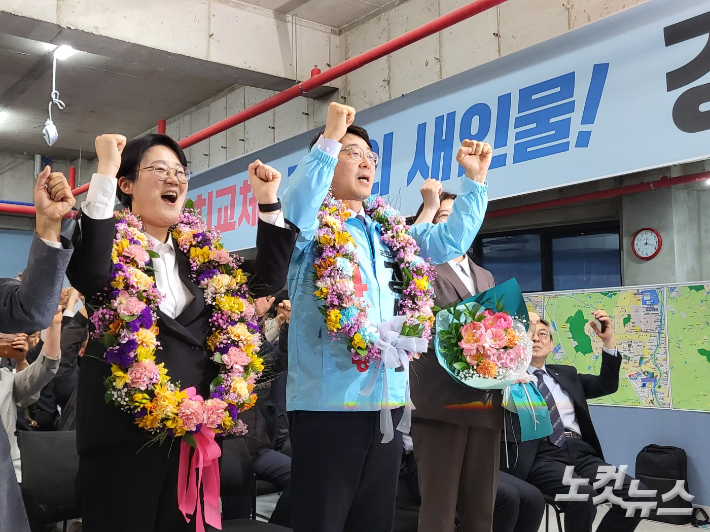 5일 전주을 국회의원 재선거에서 당선된 진보당 강성희 후보가 환호하고 있다. 김대한 기자